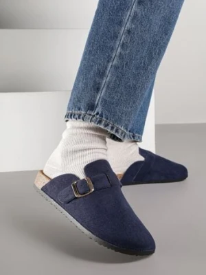 Granatowe Klapki Ozdobione Klamrą na Pasku Zelevelis