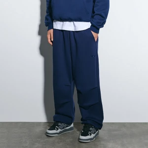 Granatowe spodnie dresowe baggy fit z zaszewkami House