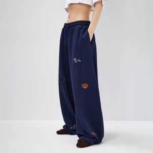 Granatowe spodnie dresowe z haftem piesków House