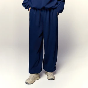 Granatowe spodnie dresowe z wysokim stanem House