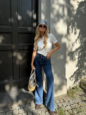 Granatowe spodnie jeansowe z wysokim stanem TARANKO