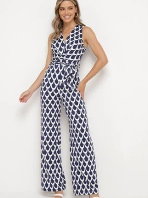 Granatowo-Biały Taliowany Kombinezon z Kopertowym Dekoltem i Materiałowym Paskiem w Talii Feranea by swan