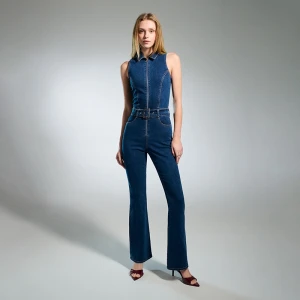 Granatowy kombinezon jeansowy z dzwonami i paskiem House