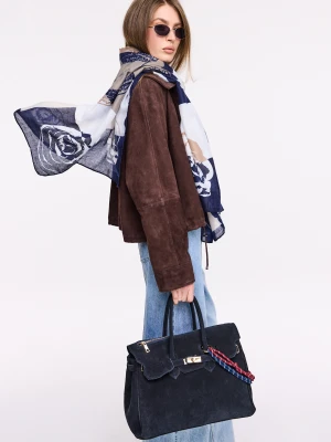 Granatowy lekki szal w róże TARANKO