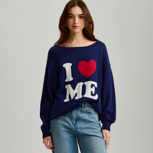 Granatowy sweter oversize z dekoltem open shoulder i napisem House