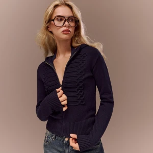 Granatowy sweter w militarnym stylu House