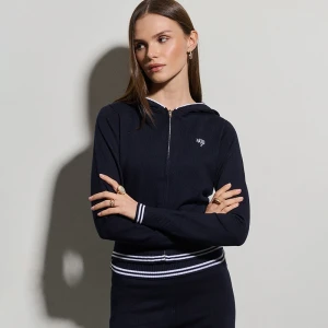 Granatowy sweter z kapturem, haftem i zapieciem House