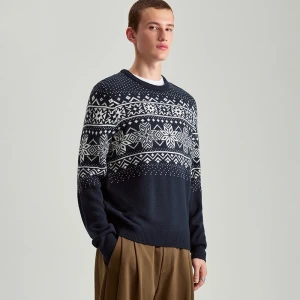 Granatowy sweter z norweskim wzorem House