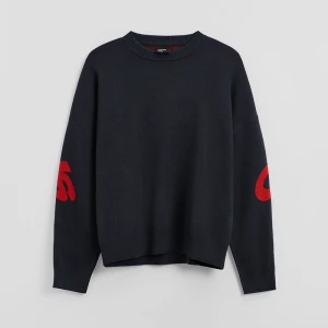Granatowy sweter z okrągłym dekoltem i napisem na plecach House