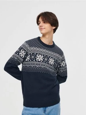 Granatowy sweter z zimowym motywem House
