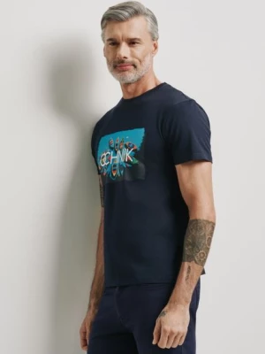 Granatowy T-shirt z kolorowym printem męski OCHNIK