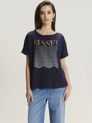 Granatowy top z grafiką i wycięciem na ramionach Greenpoint