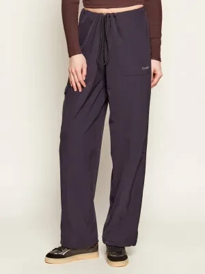 GUESS ACTIVE Spodnie cargo NAT | Loose fit