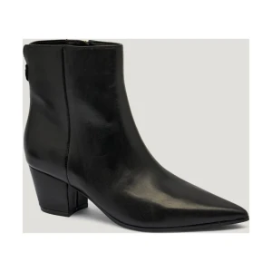 Guess Skórzane botki na słupku HALISA