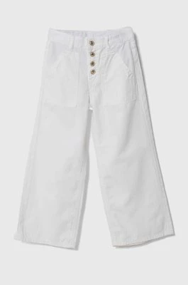 Guess spodnie bawełniane dziecięce kolor biały gładkie