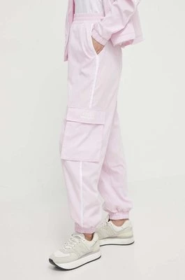 Guess spodnie dresowe ARLETH kolor różowy z nadrukiem V4GB01 WG2Q0