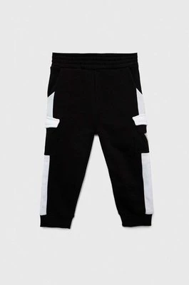 Guess spodnie dresowe bawełniane dziecięce kolor czarny wzorzyste