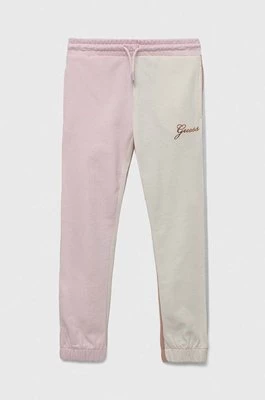 Guess spodnie dresowe bawełniane dziecięce kolor różowy wzorzyste