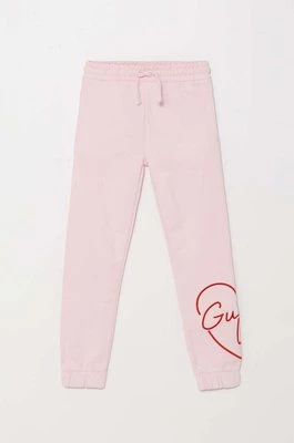 Guess spodnie dresowe bawełniane dziecięce kolor różowy z aplikacją J4YQ16 KA6R3