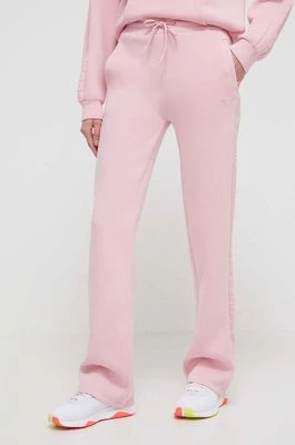Guess spodnie dresowe BRENDA kolor różowy z nadrukiem V3RB21 K7UW2