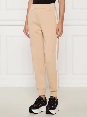 GUESS Spodnie dresowe NEW VICTOIRE | Regular Fit beżowy