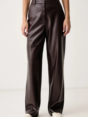 Guess spodnie flare damskie z imitacji skóry ZANITA PEREFCT PANTS brązowy