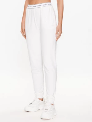 Guess Spodnie piżamowe O3YB00 KBS91 Biały Regular Fit