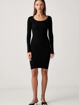 Guess sukienka bodycon z wiskozą MEGHAN czarny