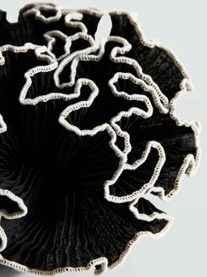 Gumka do włosów z kwiatem i kontrastowym obszyciem czarny - Kobieta - Rozmiar uniwersalny - MANGO