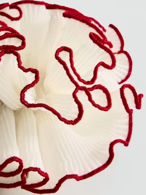 Gumka do włosów z kwiatem i kontrastowym obszyciem kremowy / écru - Kobieta - Rozmiar uniwersalny - MANGO