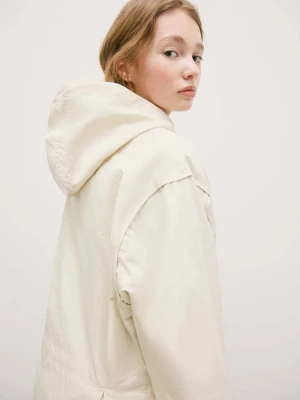 Gumowana kurtka z wiązaniem kremowy / écru - Dzieci - - MANGO KIDS