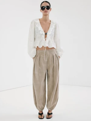 Haftowana bluzka z falbankami złamana biel - Kobieta - - MANGO