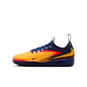 Zdjęcie produktu Halowe buty piłkarskie dla dużych dzieci Nike Jr. Phantom 6 Low Academy „Erling Haaland” - Pomarańczowy