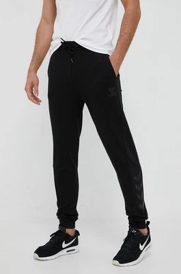 Hummel spodnie dresowe hmlISAM 2.0 REGULAR PANTS kolor czarny z nadrukiem 214336