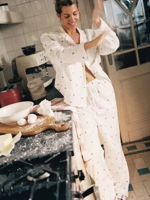 Hunkemöller Petite Spodnie piżamowe ze wzorem jemioły Biały