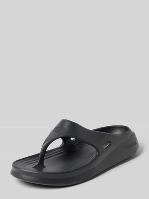 Japonki z wytłaczanym logo Lacoste