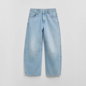 Jasne jeansy barrel fit z przeszyciami na nogawkach House niebieski