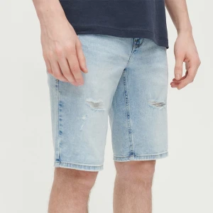 Jasne szorty jeansowe slim fit z przetarciami House