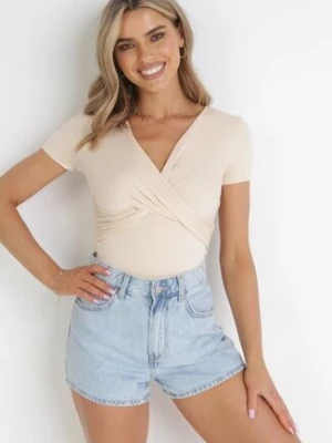 Jasnobeżowa Bluzka z Kopertowym Marszczonym Dekoltem Zanilina by swan