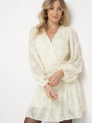 Jasnobeżowa Koronkowa Sukienka z Kopertowym Dekoltem i Marszczeniami Labisse retro & icone