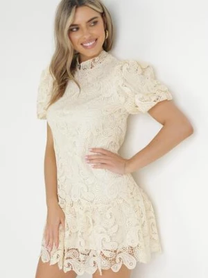 Jasnobeżowa Koronowa Sukienka ze Stójką i Bufiastym Rękawem Suminori elsa.m by may