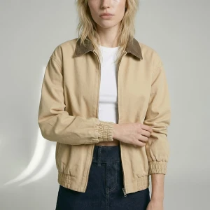 Jasnobeżowa kurtka typu barn jacket ze brązowym kołnierzem House