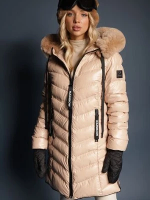 Jasnobeżowa Kurtka z Kapturem z Futrem z Możliwością Odpięcia Zdobiona Pikowaniem Ennithra jstyle