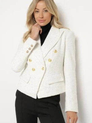 Jasnobeżowa Marynarka o Taliowanym Kroju z Ozdobnymi Guzikami i Poduszkami w Ramionach Zinnesa ann gissy