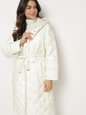 Jasnobeżowa Pikowana Kurtka o Długim Kroju z Kapturem Paskiem i Ściągaczami w Talii Nikiana ann gissy