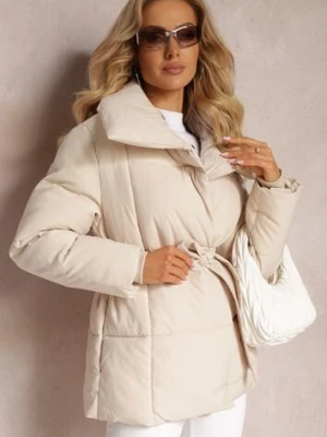 Jasnobeżowa Pikowana Kurtka z Paskiem w Talii i Szerokim Kołnierzem Fusteni melya by melody