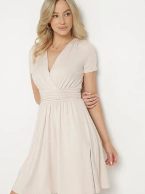Jasnobeżowa Rozkloszowana Sukienka z Wiskozą o Kopertowym Kroju z Marszczeniem Adivas by swan