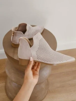 Jasnobeżowe Ażurowe Botki Vices na Płaskiej Podeszwie z Ozdobnym Wycięciem Selenith