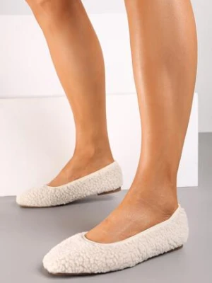 Jasnobeżowe Płaskie Balerinki Ozdobione Futerkiem o Fakturze Barankiem Armagia