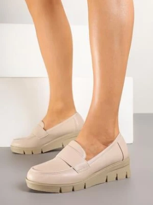 Jasnobeżowe Półbuty w Stylu Mokasynów na Koturnie ze Skórzaną Wkładką z Ozdobnym Paskiem Rieva vices